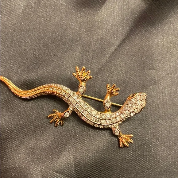 Elegant Brooch Set with Gold, Green, and Crystal Accents - Picture 3 of 8